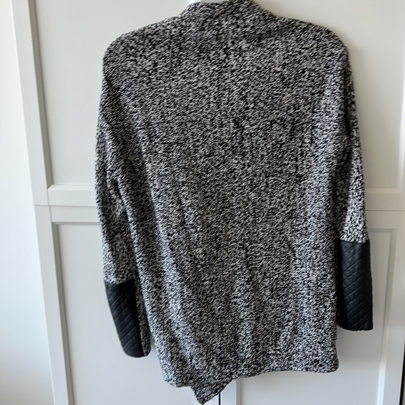 H&M black white zip asymmetrical cardigan. Size XS - Picture 6 of 7